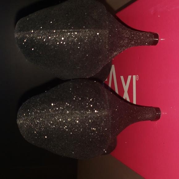 Sparkling Black Heels - Picture 2 of 8